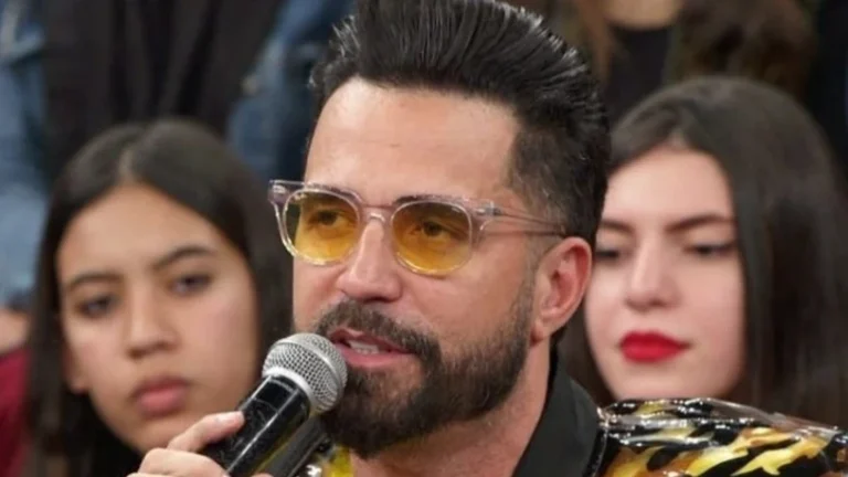 Latino exibe harmonização facial ao lado da esposa em festival; confira o resultado