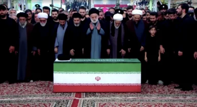 Filho de Ali Khamenei conduz oração fúnebre do pai antes do sepultamento