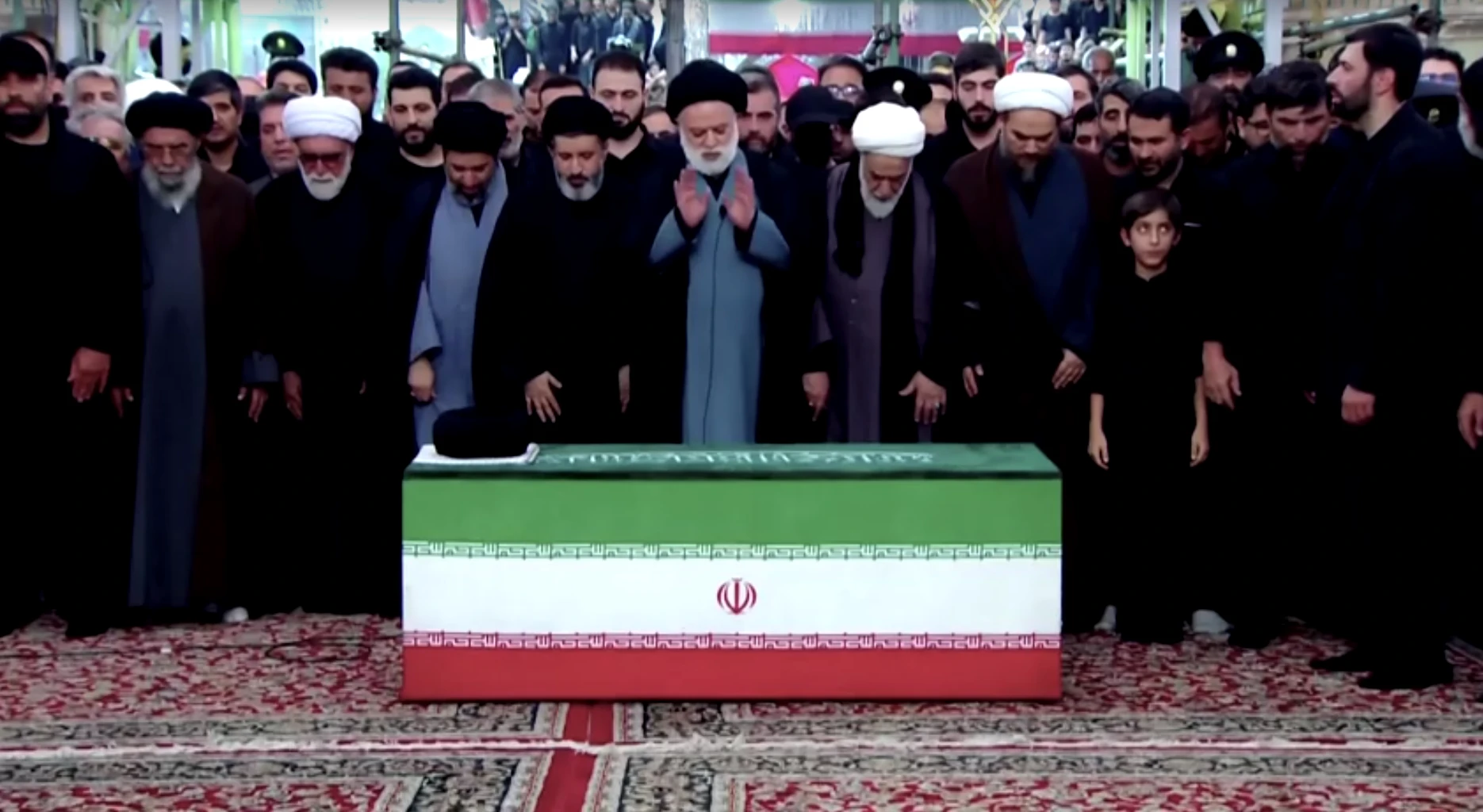 Filho de Ali Khamenei conduz oração fúnebre do pai antes do sepultamento