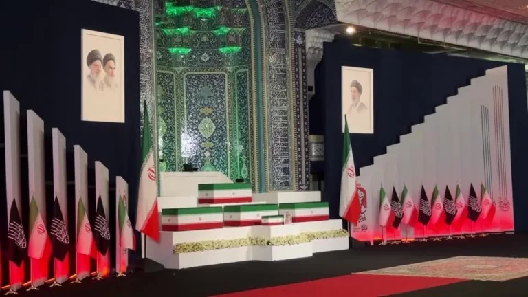 Caixão de Ali Khamenei é exibido antes de cerimônia de despedida em Teerã