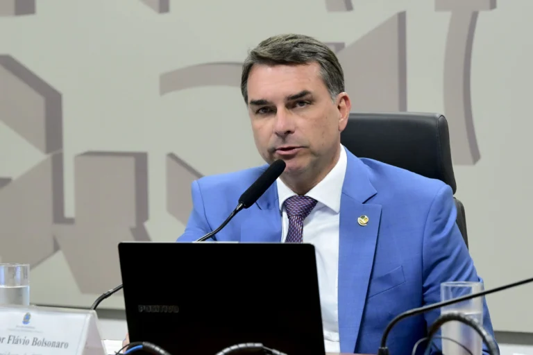 OAB pede para Moraes rever decisão e liberar visita de Flavio a Bolsonaro