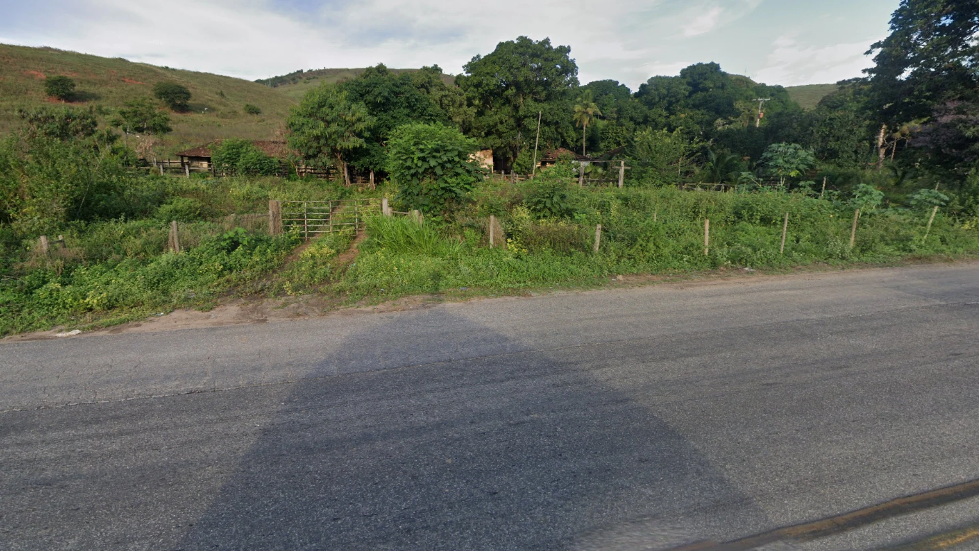 Acidente entre carro e van deixa 5 mortos na BR-116, em Minas Gerais