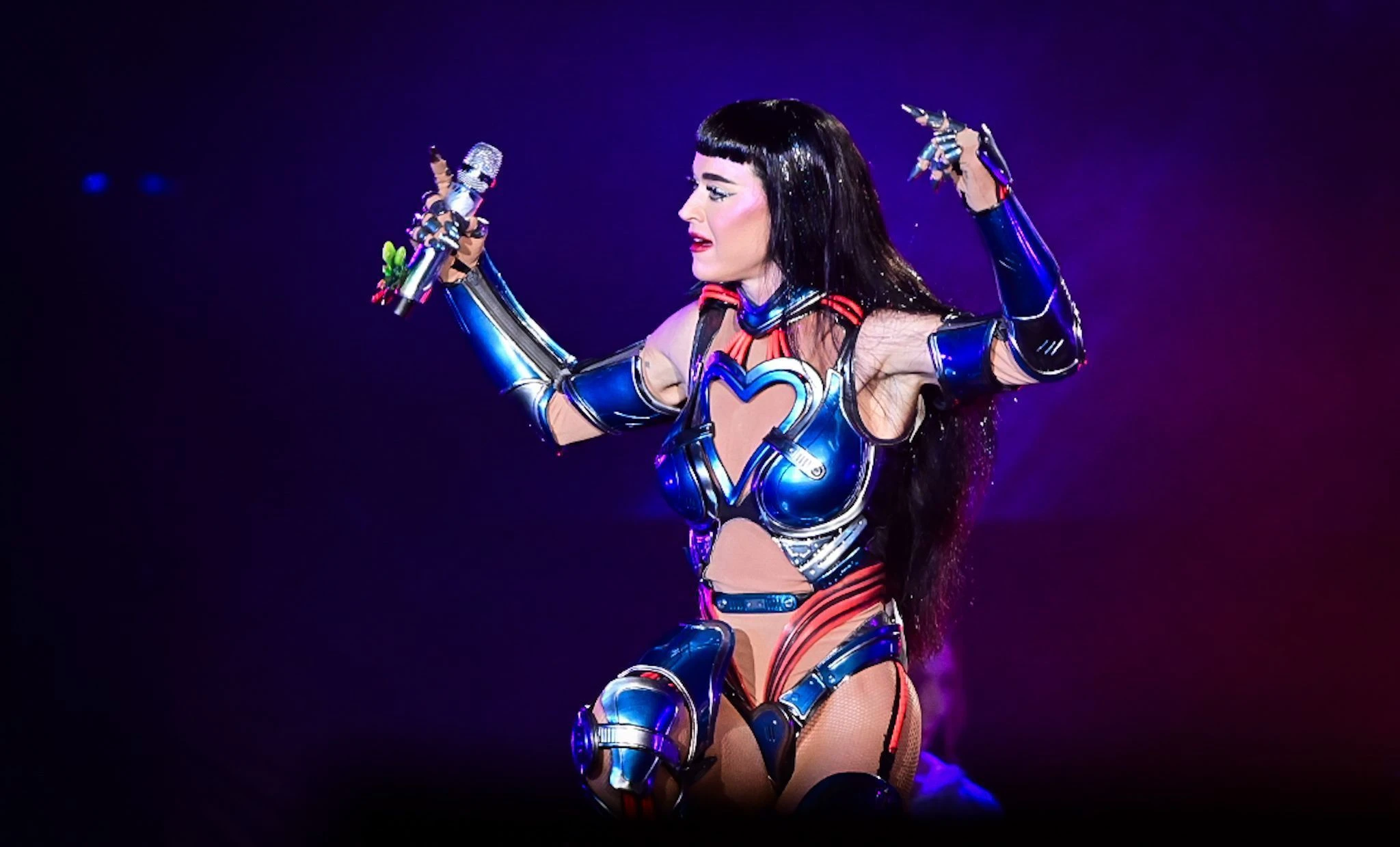 Katy Perry fica presa em garrafa inflável e pede ajuda ao público em show