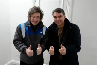 Milei anuncia viagem ao Brasil para apoiar candidatura de Flávio Bolsonaro
