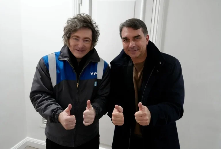 Milei anuncia viagem ao Brasil para apoiar candidatura de Flávio Bolsonaro