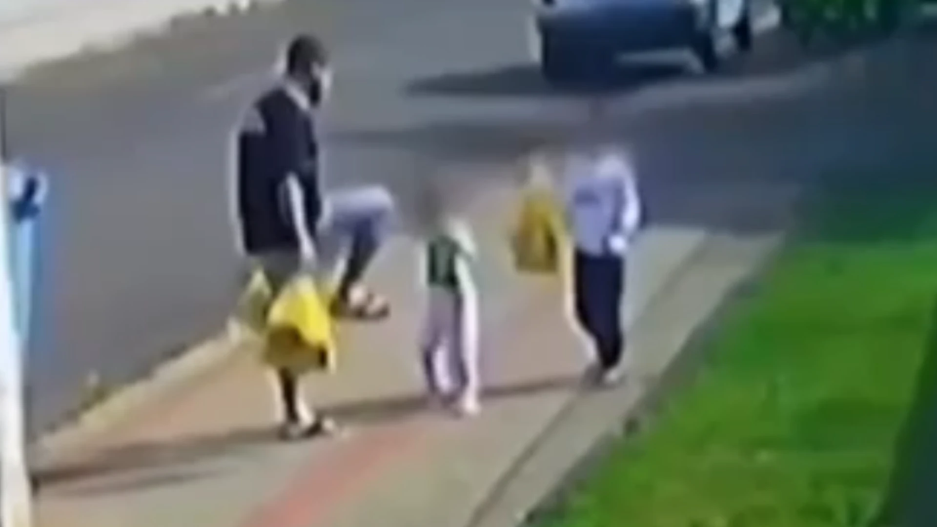 Polícia pede medidas protetivas para criança de 3 anos chutada pelo pai