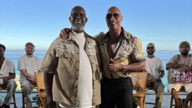 The Rock se arrisca no samba ao tentar cantar com Péricles no Rio