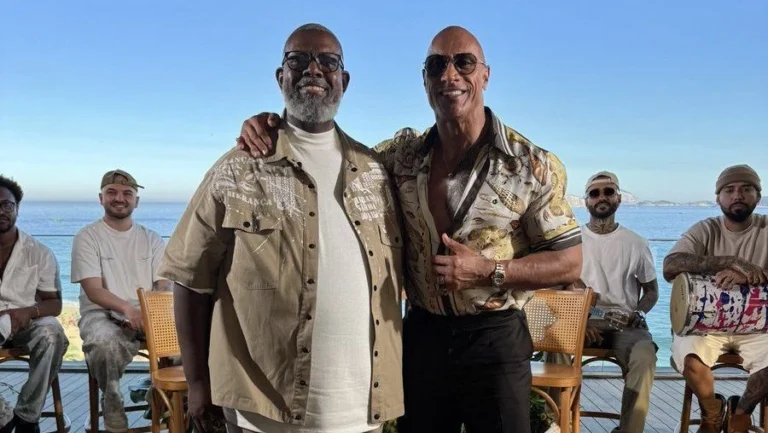 The Rock se arrisca no samba ao tentar cantar com Péricles no Rio