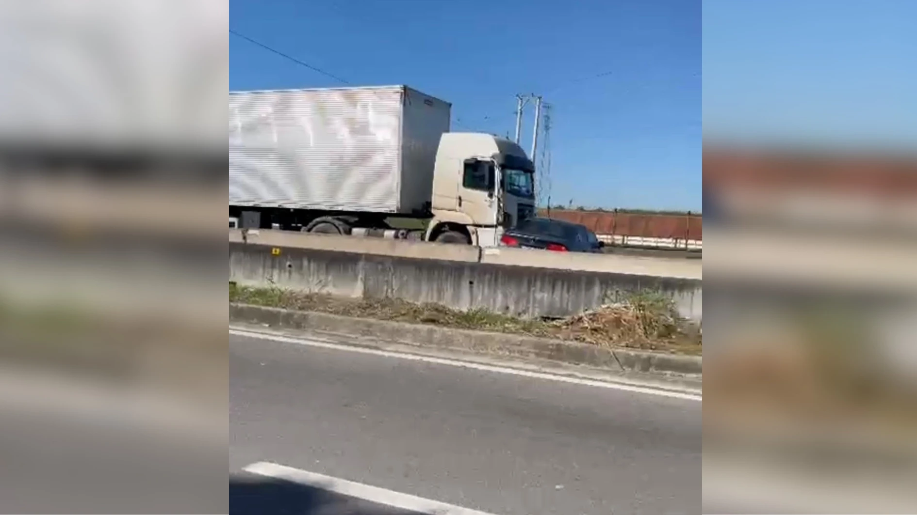 Vídeo: carreta arrasta carro na Dutra em São José dos Campos