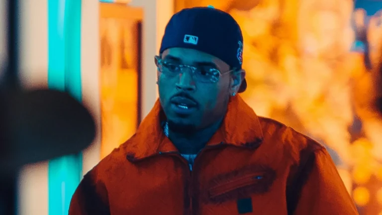 Chris Brown se declara culpado por agressão em tribunal, diz site