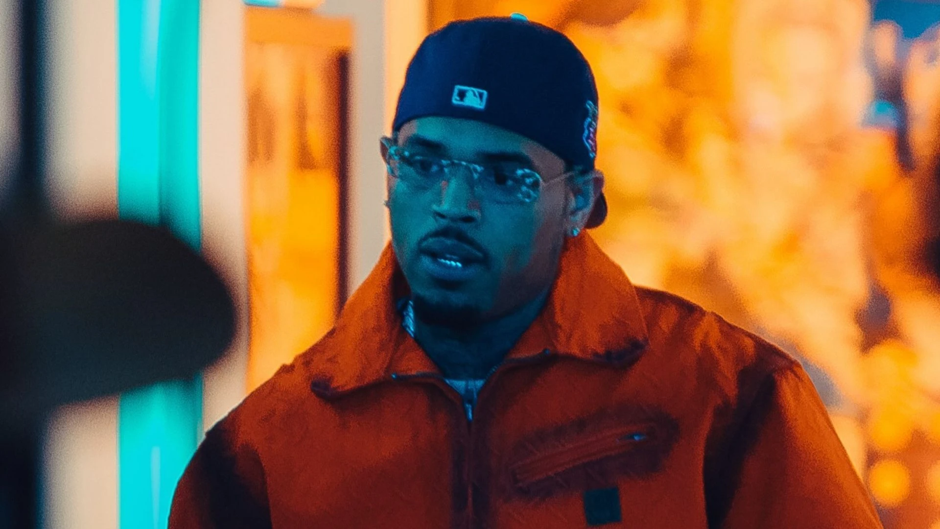 Chris Brown se declara culpado por agressão em tribunal, diz site