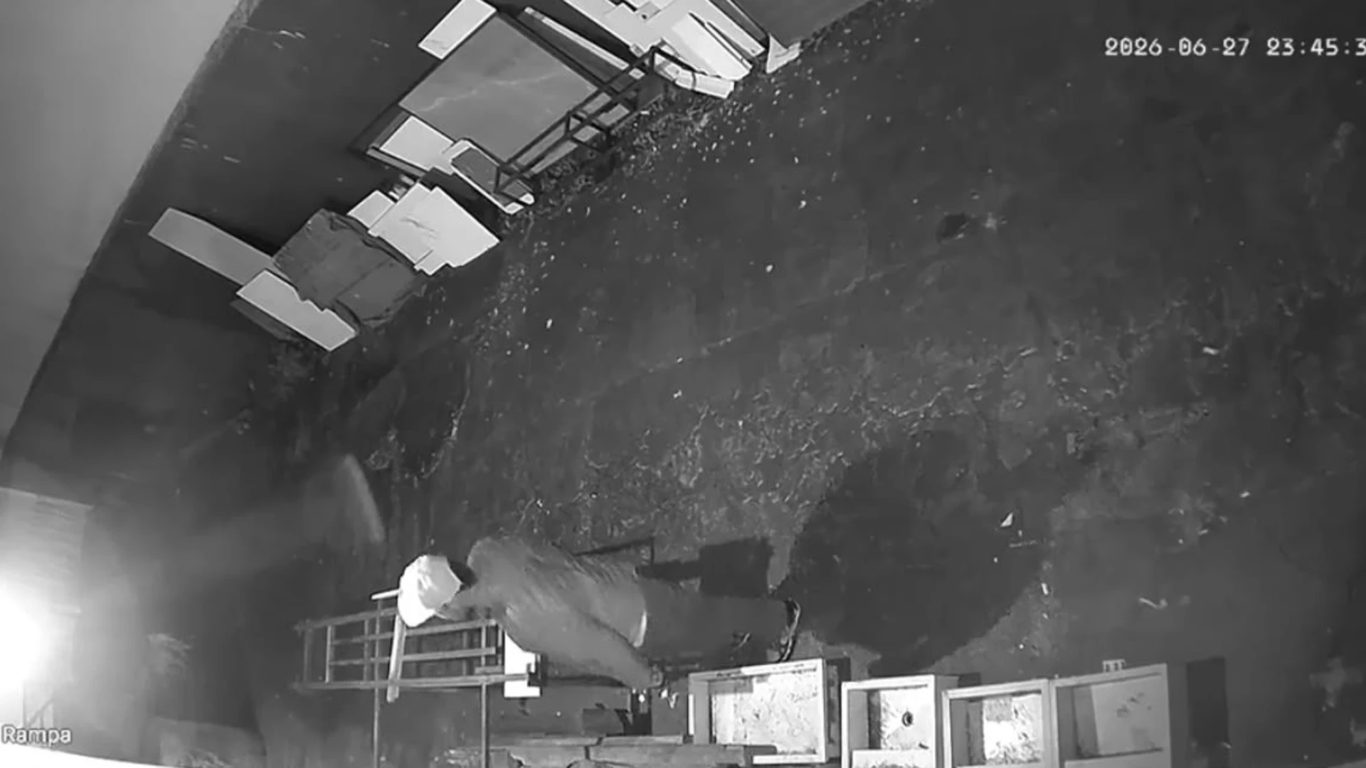 Vídeo mostra vizinhos em desespero enquanto homem mata companheira em casa