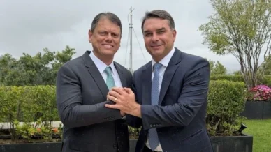 Flávio Bolsonaro confirma presença em convenção que oficializará Tarcísio
