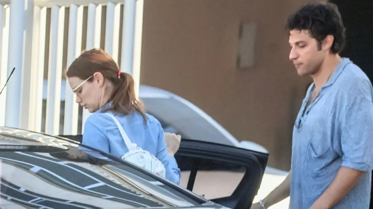 Chay Suede é flagrado em momento fofo em despedida da esposa