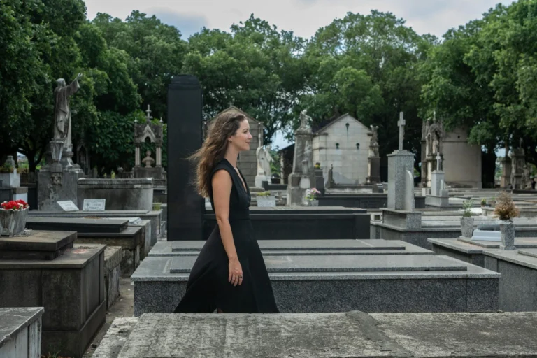 “Nem tudo se fala”, diz Nathalia Dill sobre enigma em “Quem Ama Cuida”