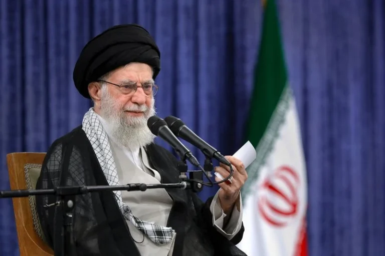 Ex-líder supremo do Irã Ali Khamenei é enterrado, diz mídia iraniana