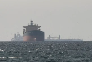 Petroleiro é atingido por projétil no Estreito de Ormuz, diz agência