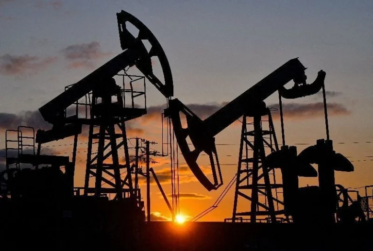 Petróleo se aproxima de US$ 100 com escalada de conflitos no Oriente Médio