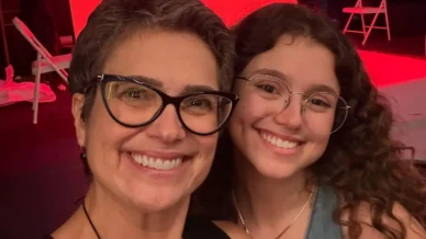 No Dia da Visibilidade Lésbica, filha de Sandra Annenberg posa com namorada
