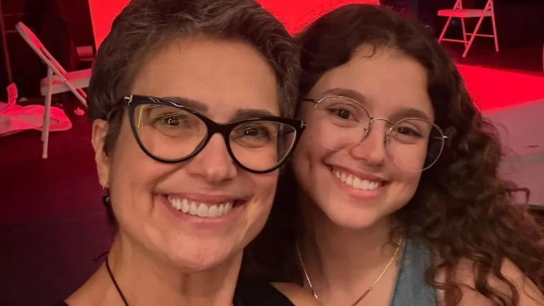 No Dia da Visibilidade Lésbica, filha de Sandra Annenberg posa com namorada