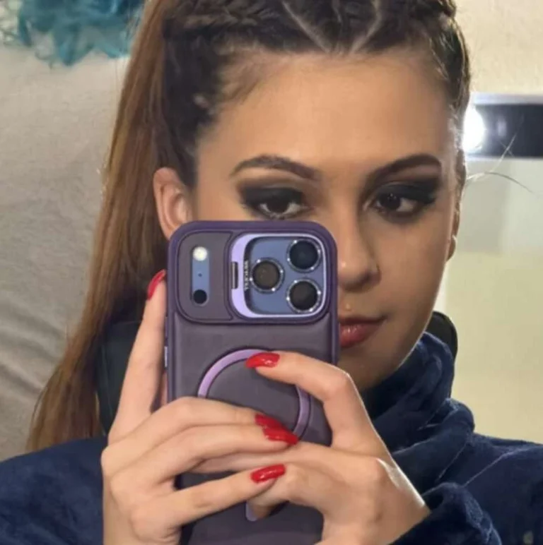Klara Castanho posta foto de elenco no filme de Marília Mendonça