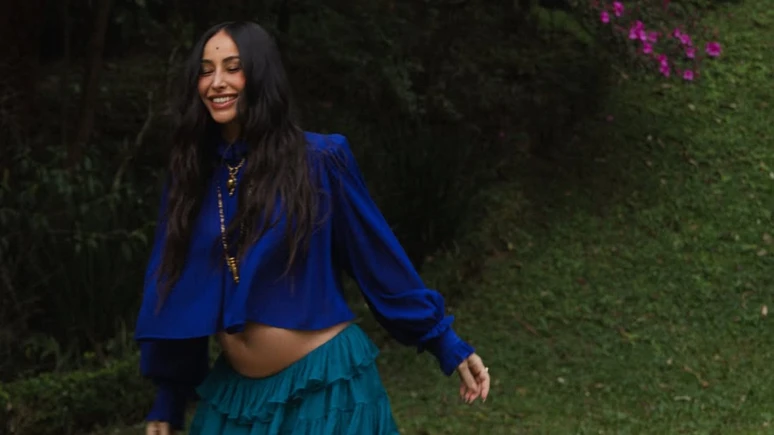 Grávida fashion: Sabrina Sato chama atenção com estilo boho chic e barriga à mostra