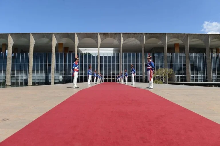 Crise Brasil-EUA gera debate interno sobre politização do Itamaraty