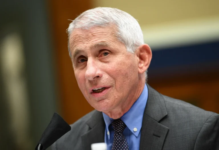 Quem é Anthony Fauci, médico acusado de desacato pelo Congresso dos EUA?