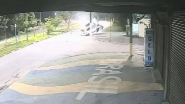 Vídeo: carro capota e atinge poste em Bertioga, no litoral de SP