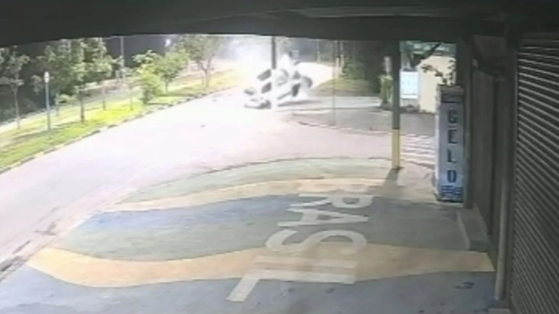 Vídeo: carro capota e atinge poste em Bertioga, no litoral de SP