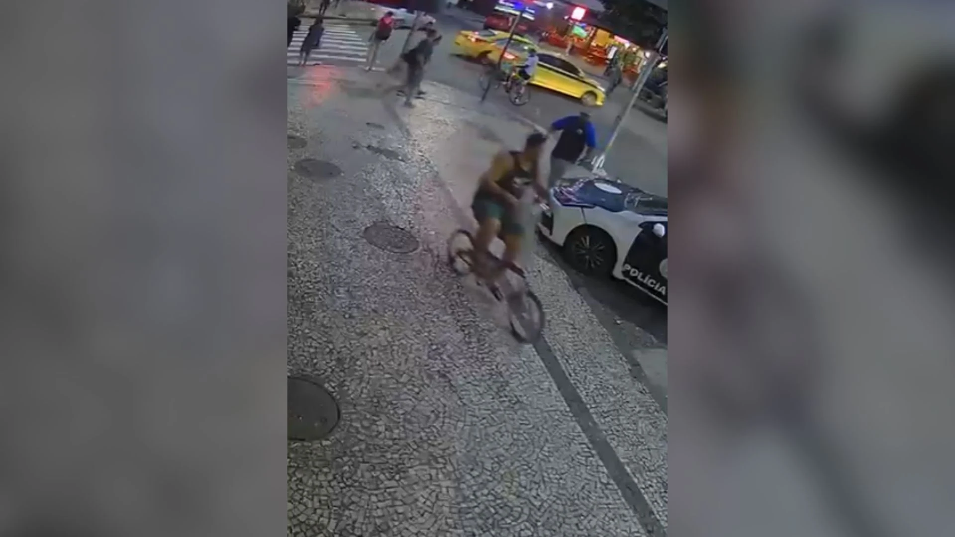 Segurança preso por linchamento de ciclista no RJ foi à delegacia usando bicicleta da vítima; veja as imagens