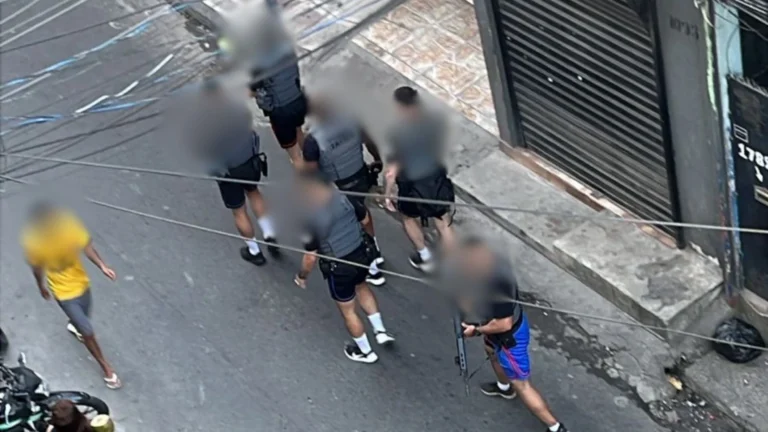 Confronto em Paraisópolis tem viaturas atingidas por disparos