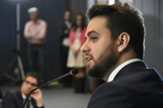 Moraes autoriza Flávio e Carlos Bolsonaro a visitar Filipe Martins
