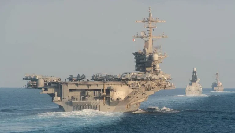 Como é o porta-aviões USS Abraham Lincoln onde marinheiros vivem crise