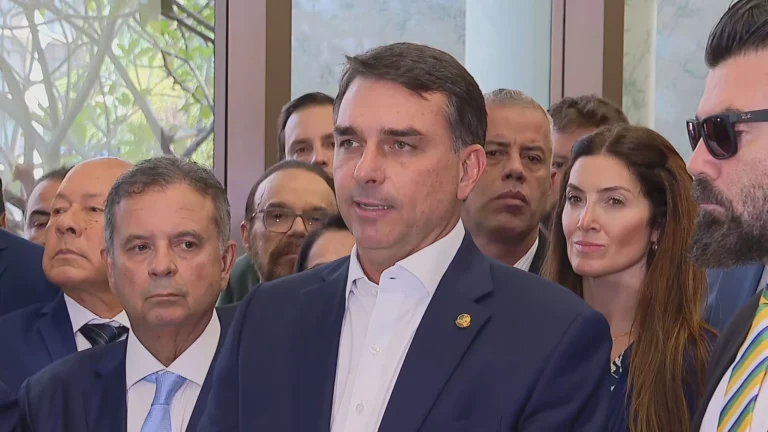 Flávio fala em “novelinha” para definir vice e diz: “Mulheres estão comigo”