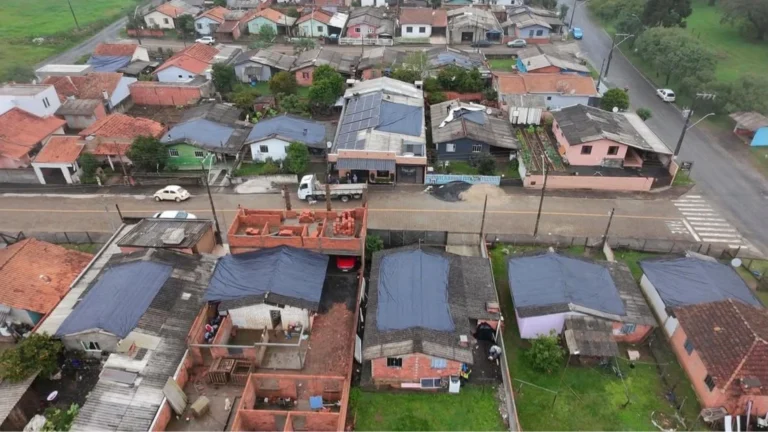 Chuva forte deixa um morto e causa estragos em ao menos 10 cidades de SC