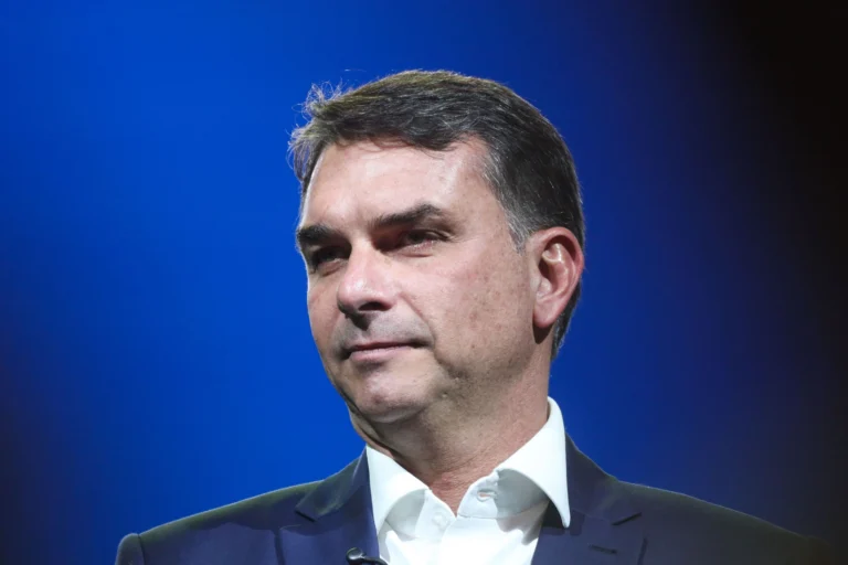 PL registra candidatura de Flávio no TSE após problemas na filiação