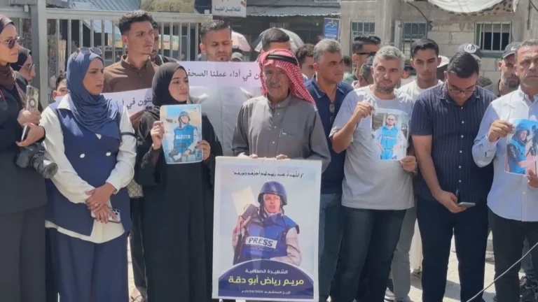 Palestinos fazem vigília para jornalistas mortos em ataque a hospital