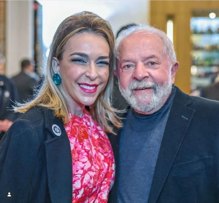 Flávio publica fotos de Lula com lobista após presidente negar conhecê-la