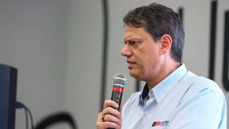 Após operação, Tarcísio promete demitir policiais envolvidos em corrupção