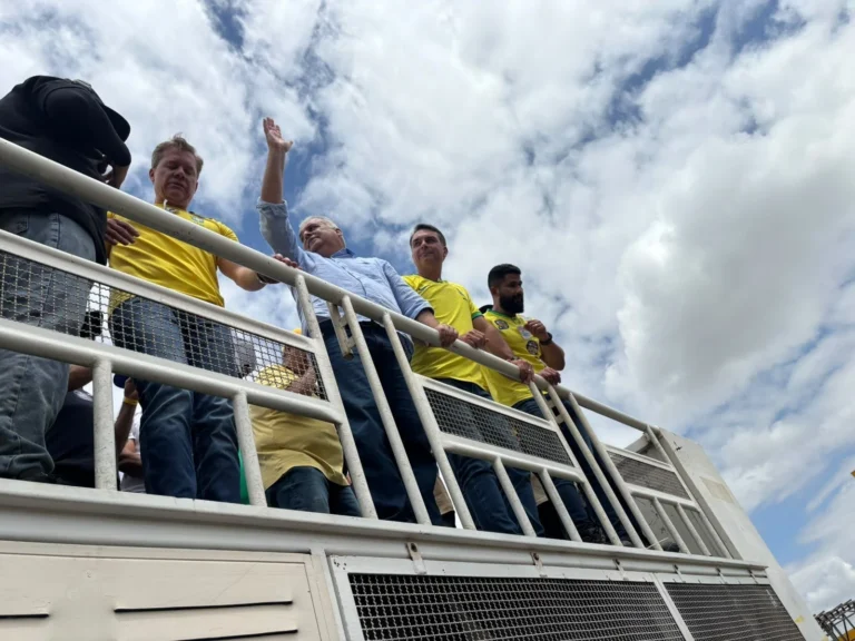 Em AL, Flávio minimiza ausência do centrão e diz ter atuado contra tarifaço
