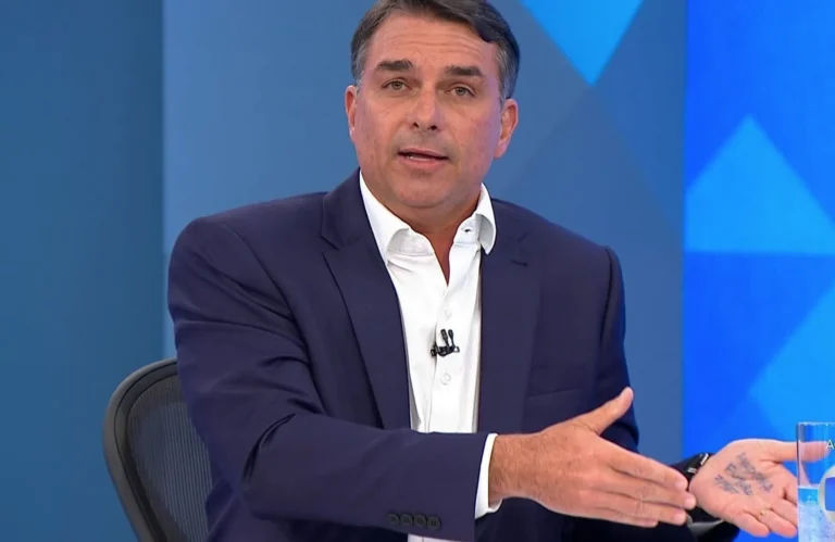 Flávio Bolsonaro usa “cola na mão” em entrevista; veja o que estava escrito