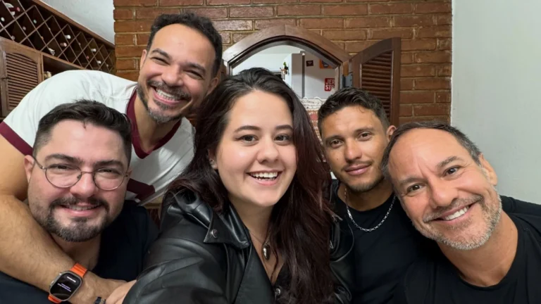 Atriz de “Avenida Brasil” celebra data com pais e padrastos: “Sortuda”