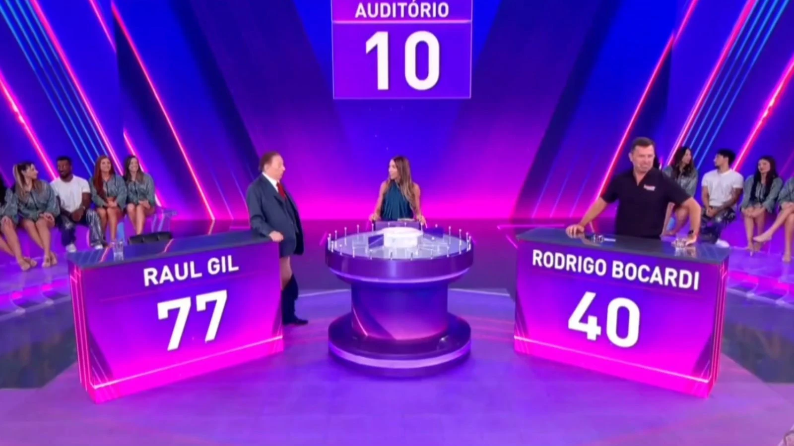 Raul Gil repete feito de Silvio Santos e perde as calças em programa; veja