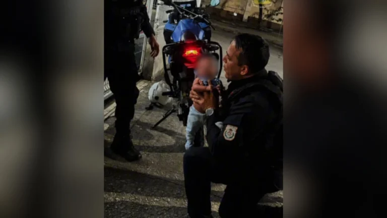 Bebê é salvo por policiais após engasgar no Rio de Janeiro