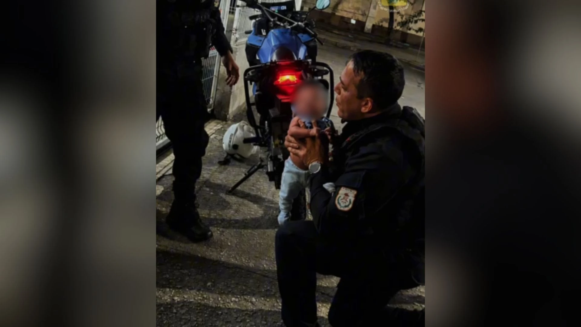 Bebê é salvo por policiais após engasgar no Rio de Janeiro