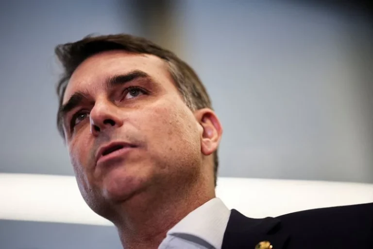 Flávio promete indicar ministros do STF contra aborto e drogas