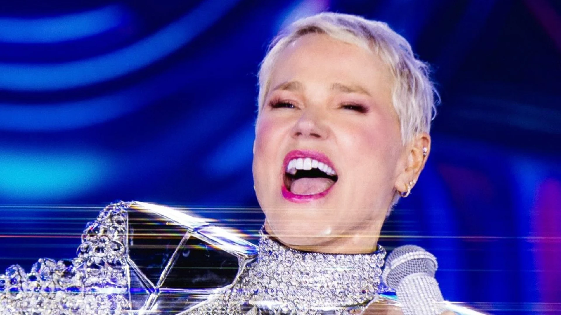 Xuxa presta apoio a mulher após relato sobre a mãe: 