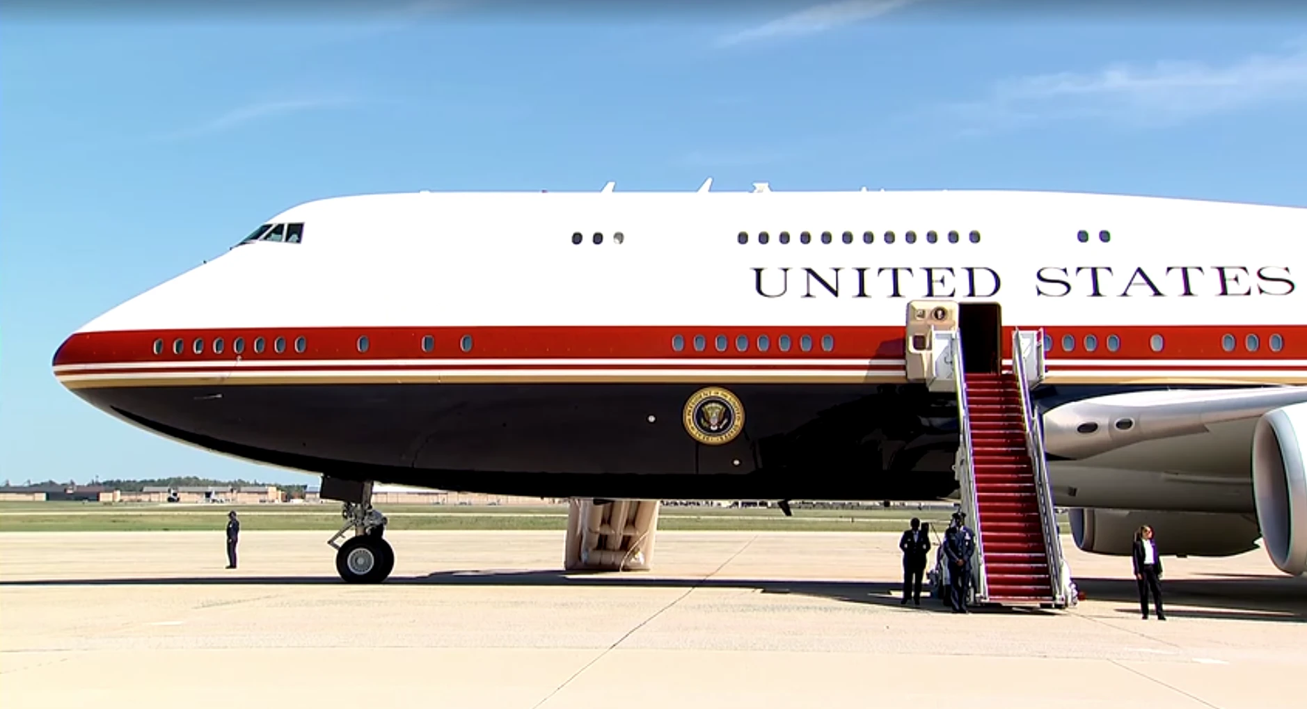 Escorregador de emergência do avião de Trump é ativado antes de decolagem