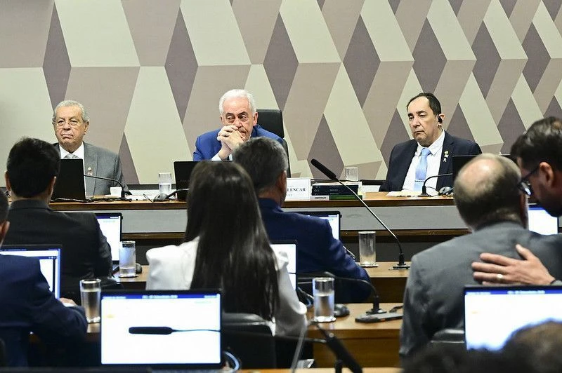 CCJ do Senado aprova PEC do fim da escala 6x1 sem mudanças no relatório